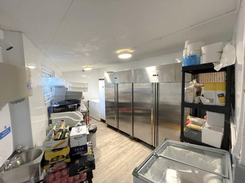Lot: 52 - FREEHOLD RESTAURANT WITH LIVING ACCOMMODATION OVER - Food storage and refrigeration units